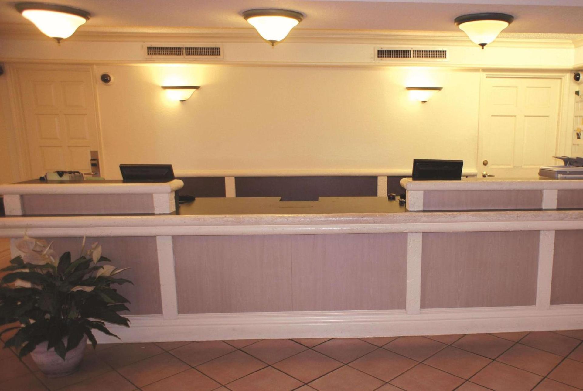 Super 8 by Wyndham Austin South I-35 photo 1