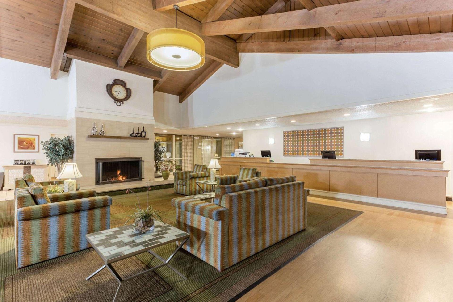 La Quinta by Wyndham Redding photo 2