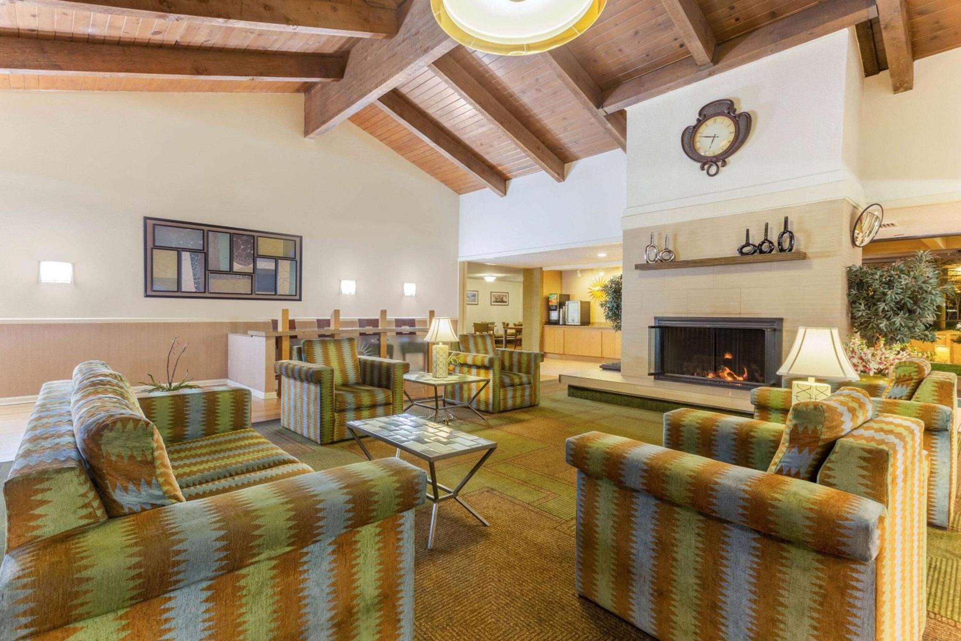 La Quinta by Wyndham Redding photo 21