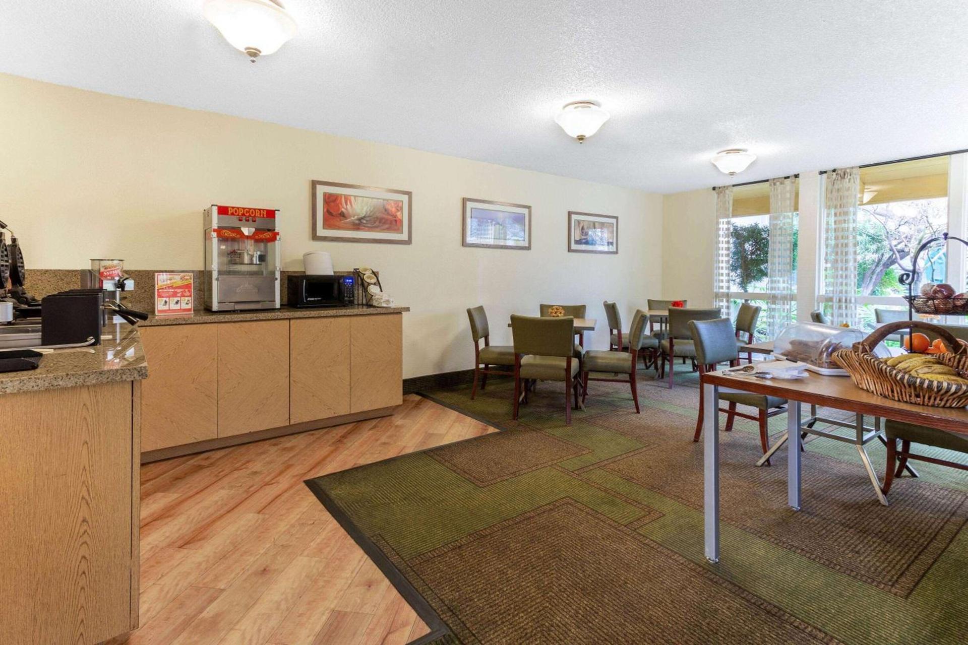 La Quinta by Wyndham Redding photo 6