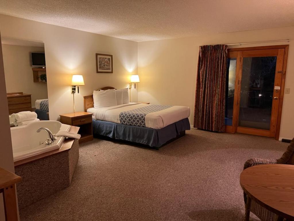 Four Seasons Inn photo 30