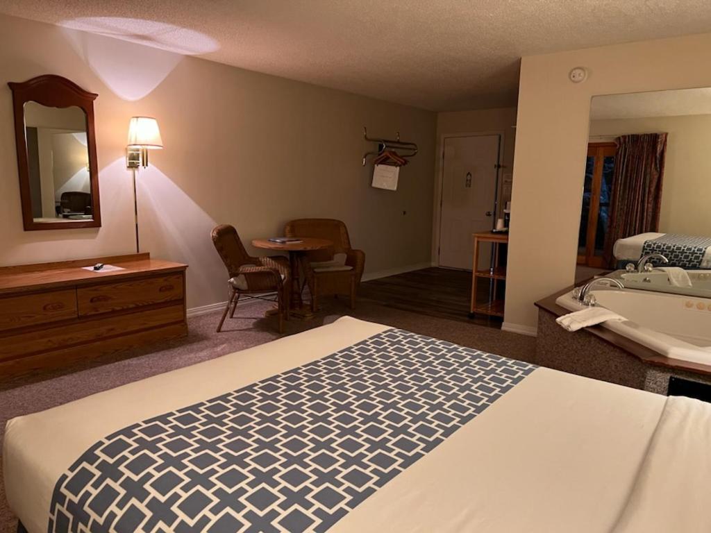 Four Seasons Inn photo 32