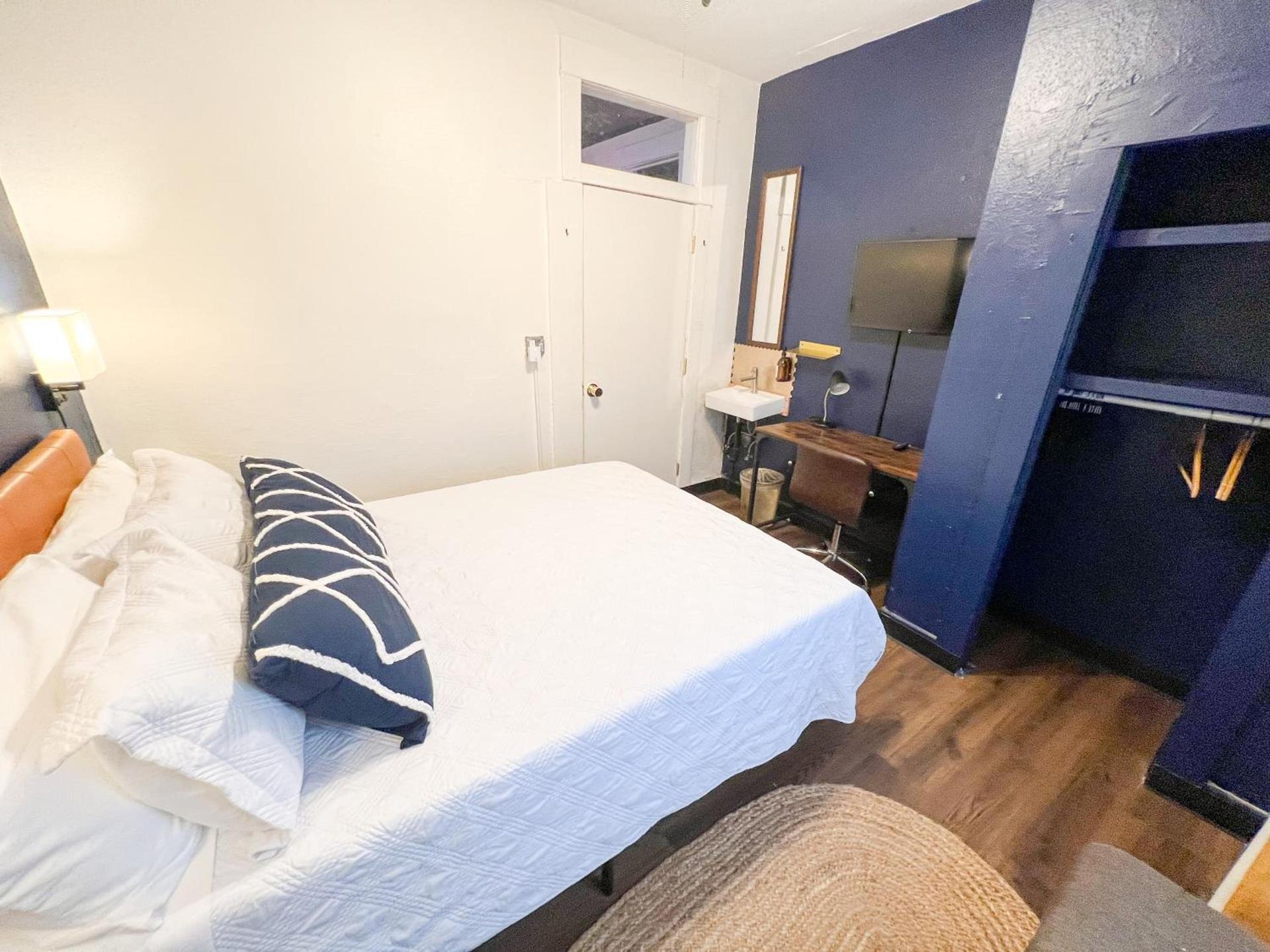 ITH San Diego Mission Beach Backpacker Hostel photo 12