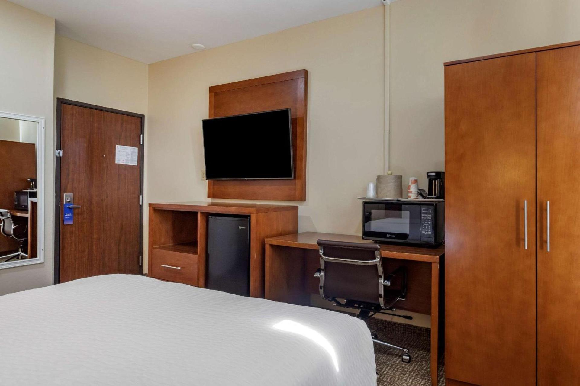Comfort Suites Houston near Medical Center- NRG Stadium photo 6