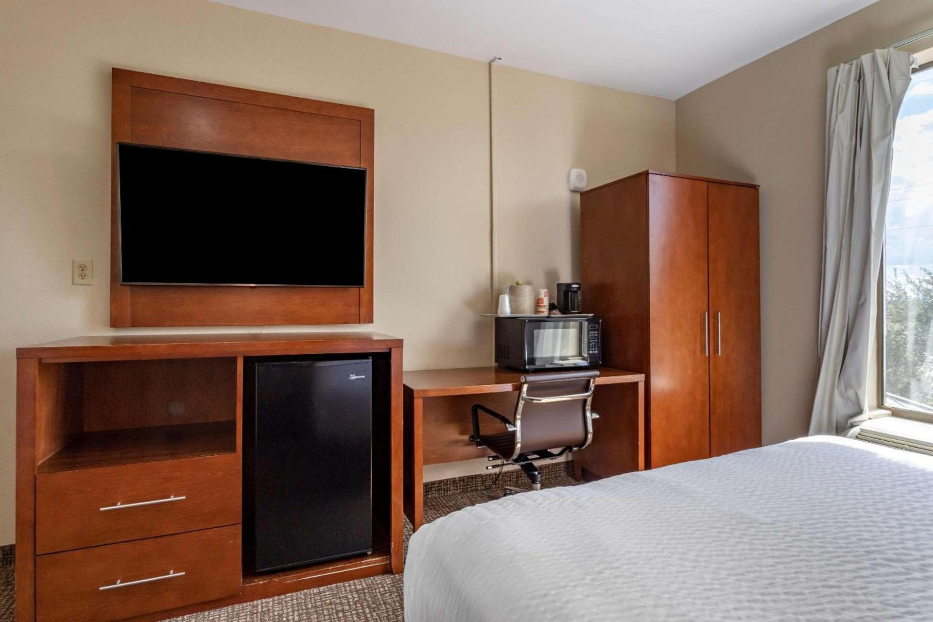 Comfort Suites Houston near Medical Center- NRG Stadium photo 8