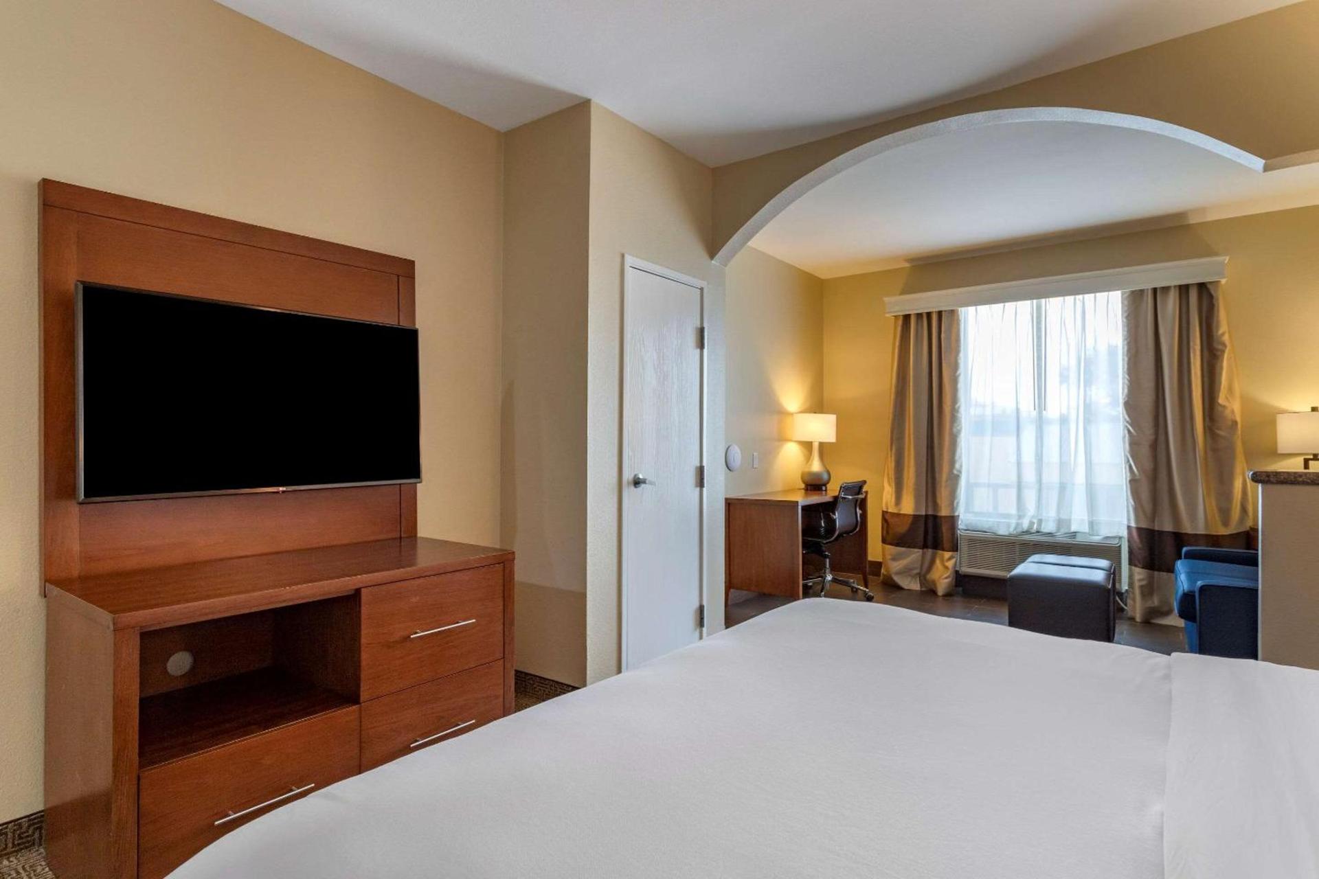 Comfort Suites Houston near Medical Center- NRG Stadium photo 17