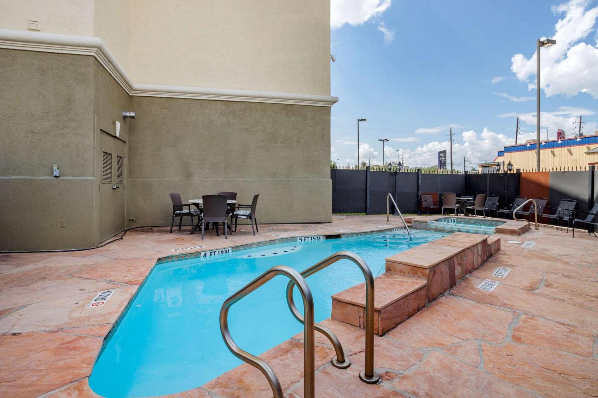 Comfort Suites Houston near Medical Center- NRG Stadium photo 25