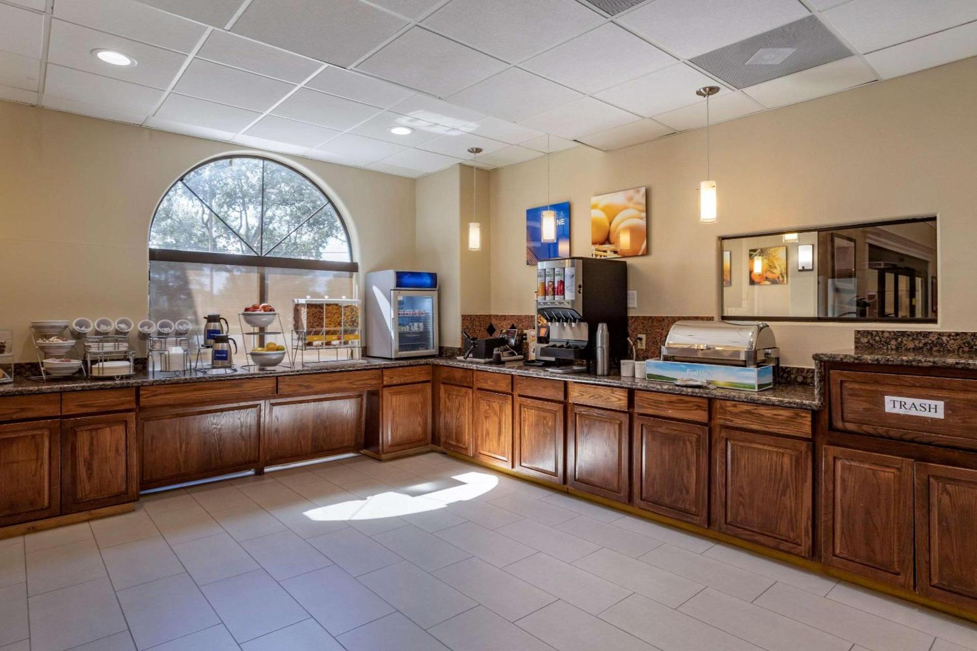Comfort Suites Houston near Medical Center- NRG Stadium photo 27