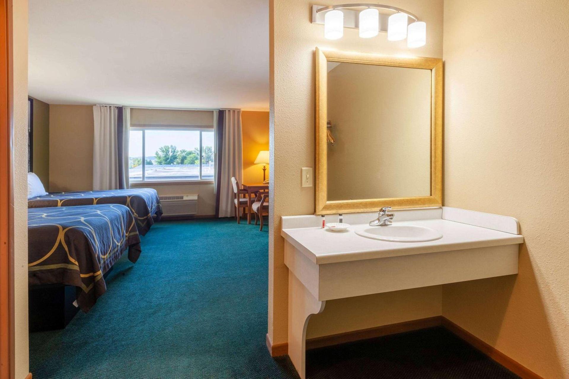 Super 8 by Wyndham Berlin WI photo 26