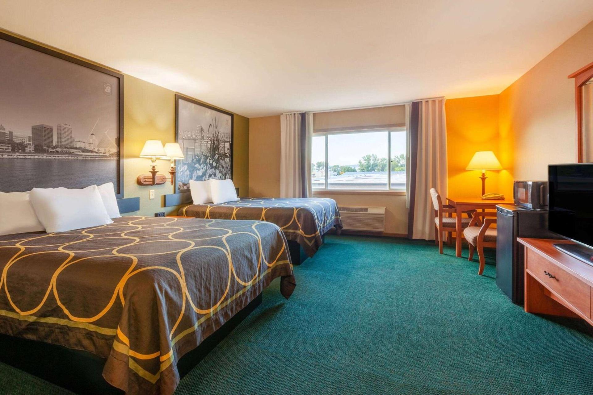 Super 8 by Wyndham Berlin WI photo 2