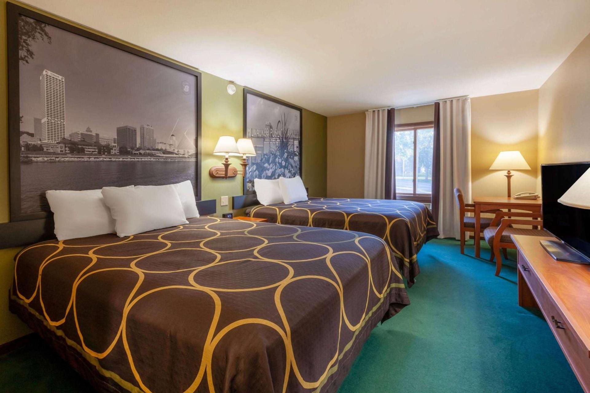 Super 8 by Wyndham Berlin WI photo 4