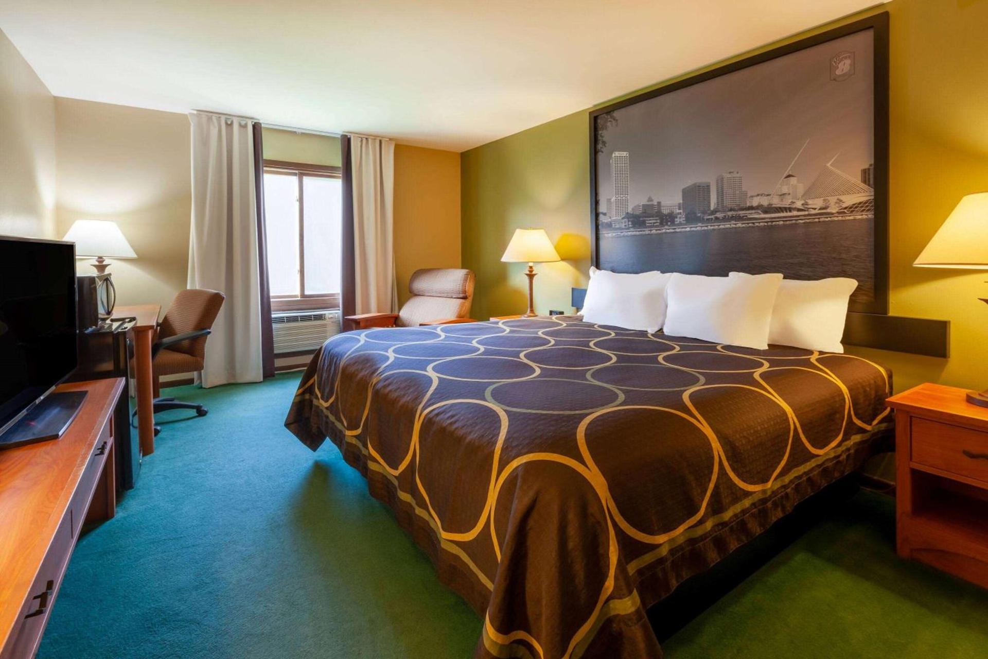 Super 8 by Wyndham Berlin WI photo 7