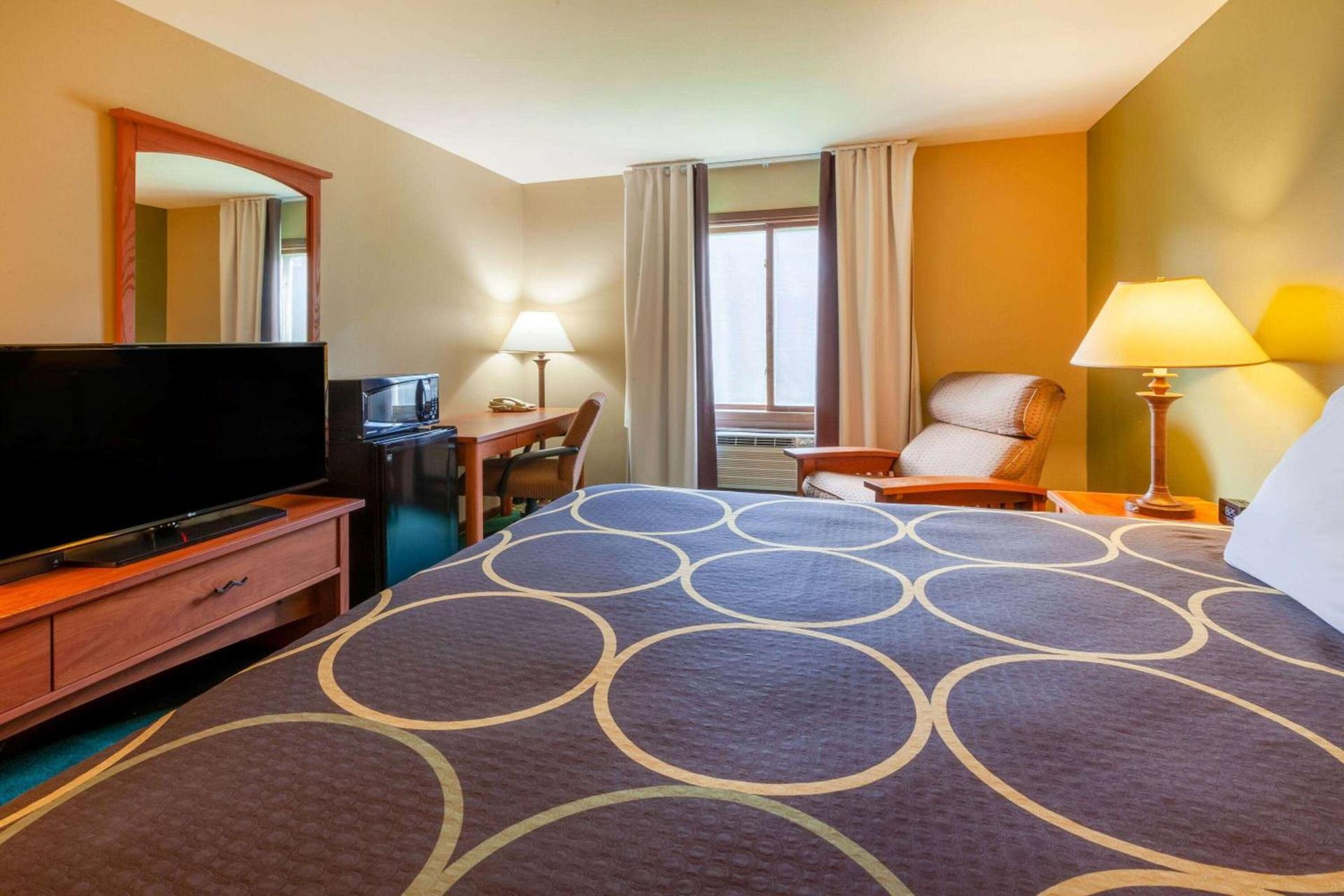 Super 8 by Wyndham Berlin WI photo 8
