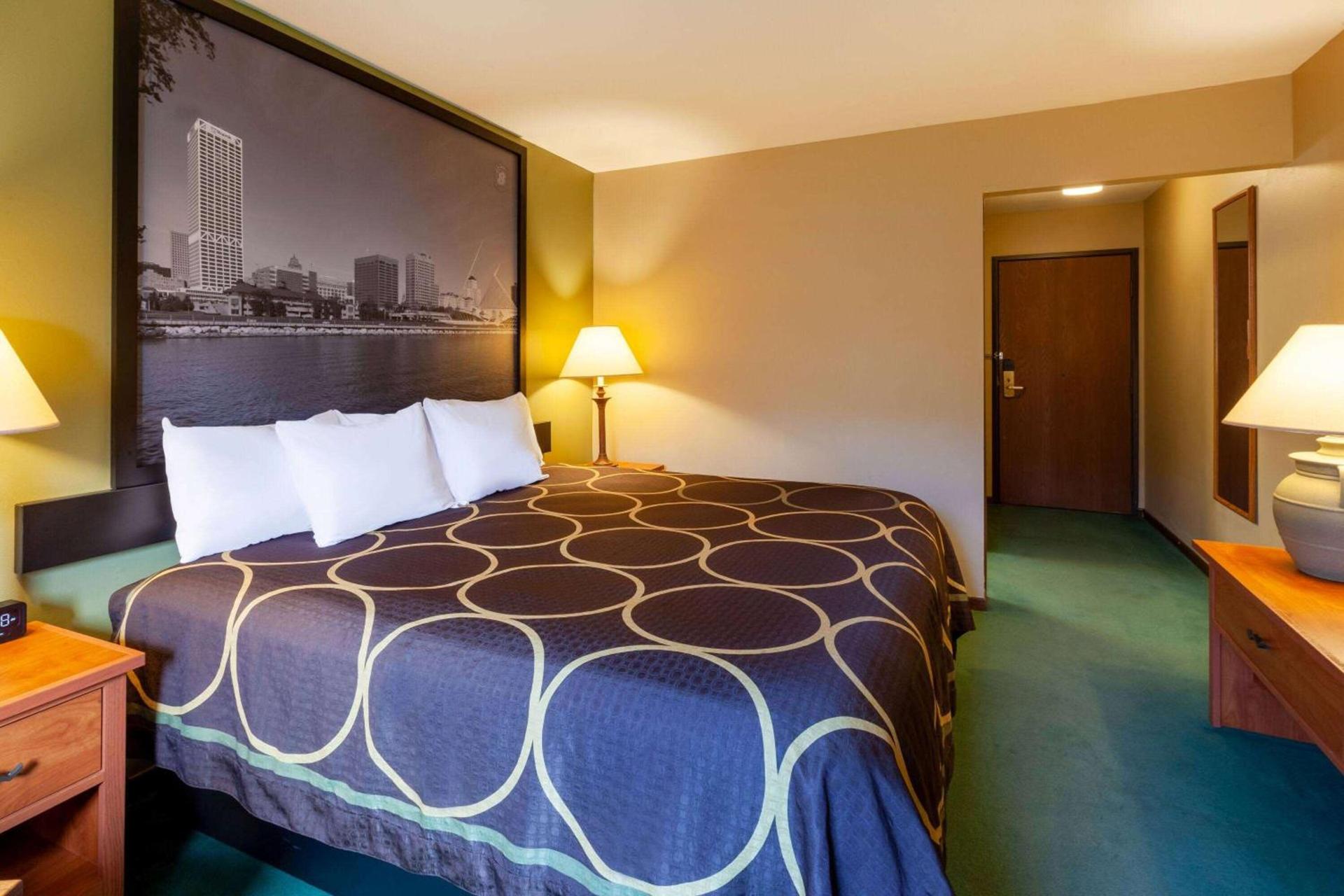Super 8 by Wyndham Berlin WI photo 9