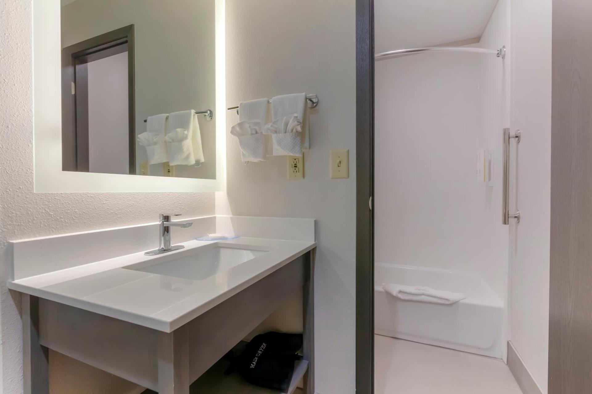 Red Roof Inn & Suites Tomah photo 38