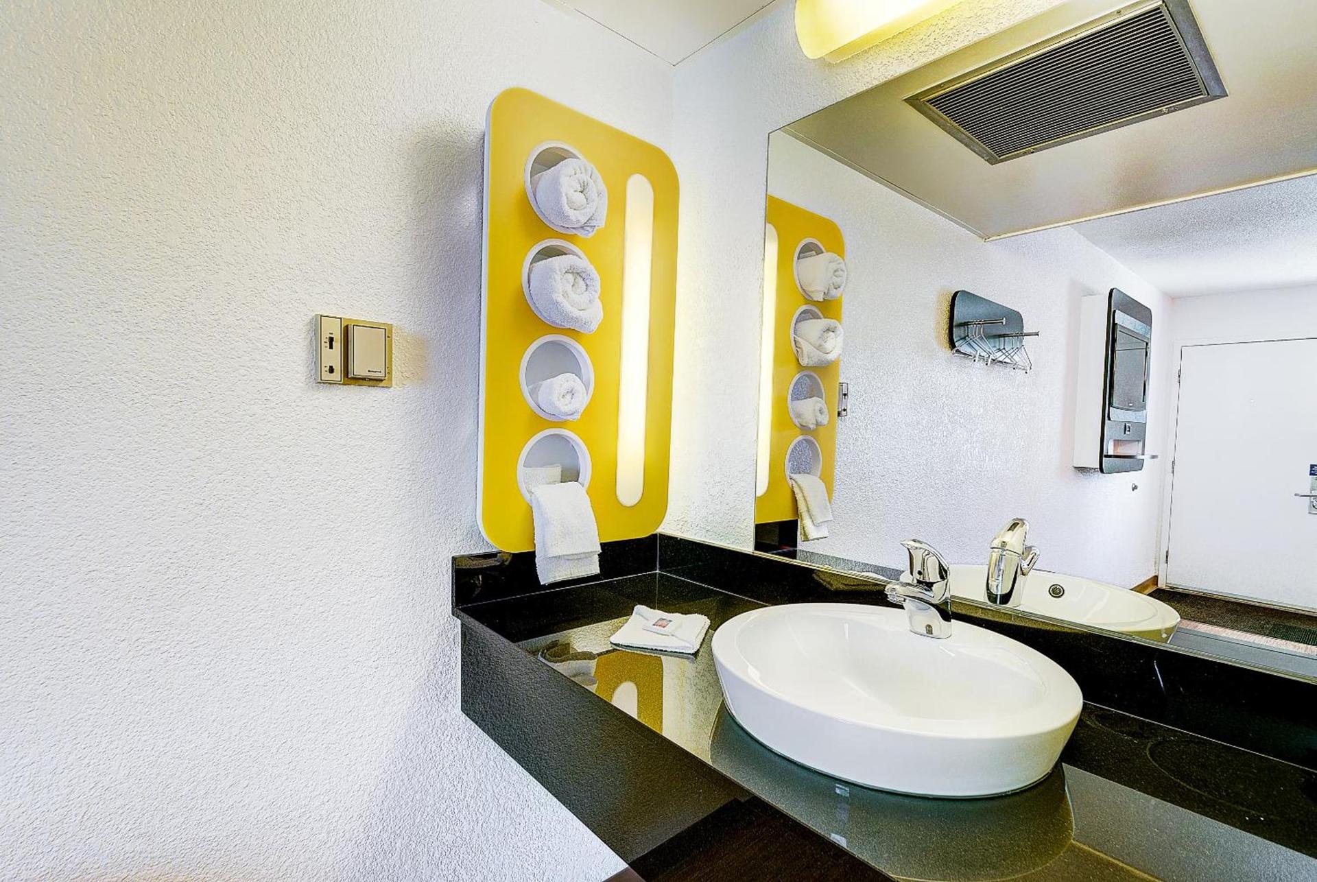Motel 6 Thornton photo 31