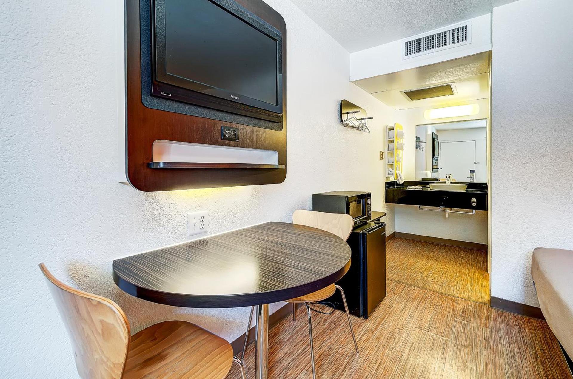Motel 6 Thornton photo 26