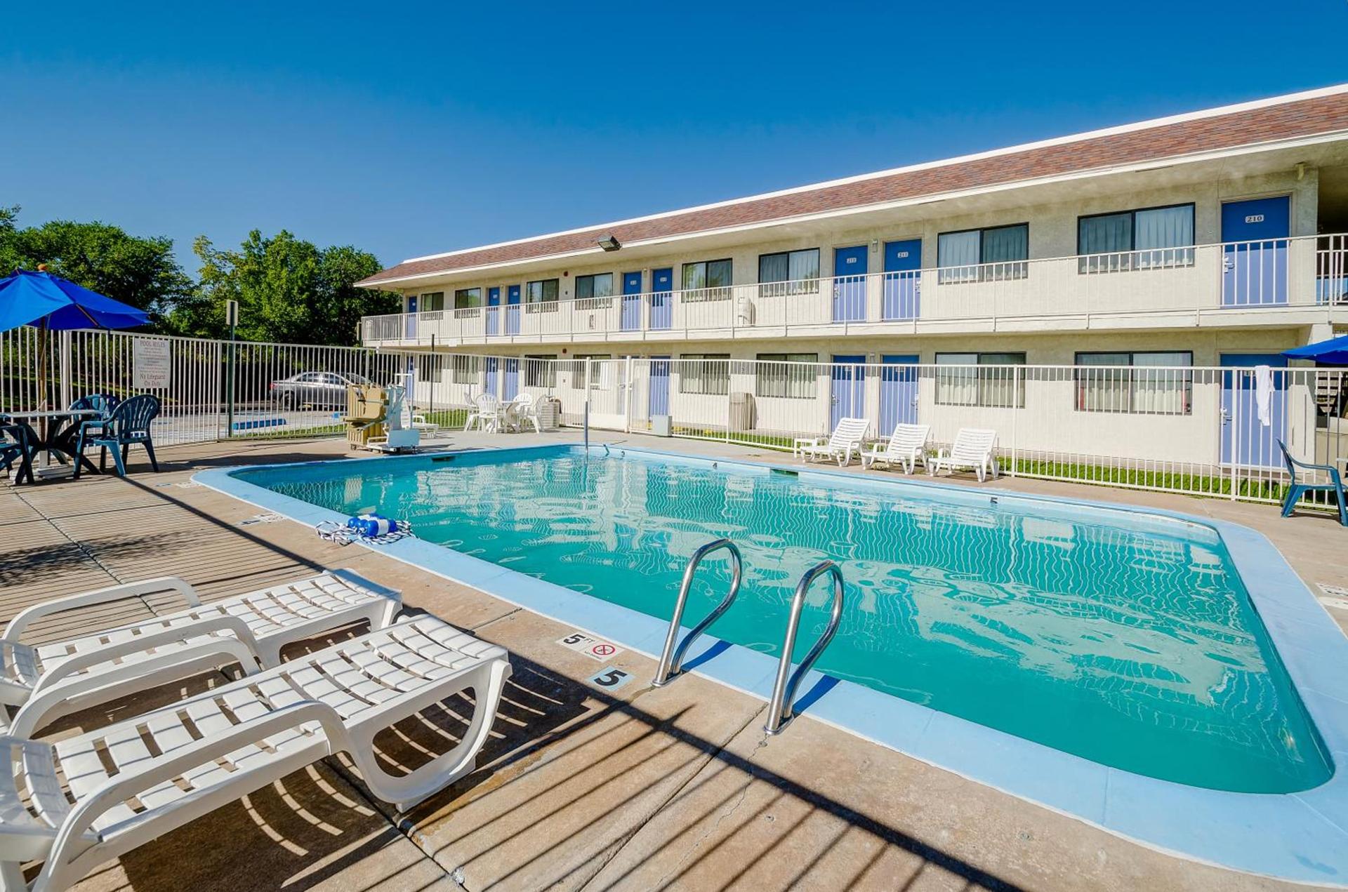 Motel 6 Thornton photo 14