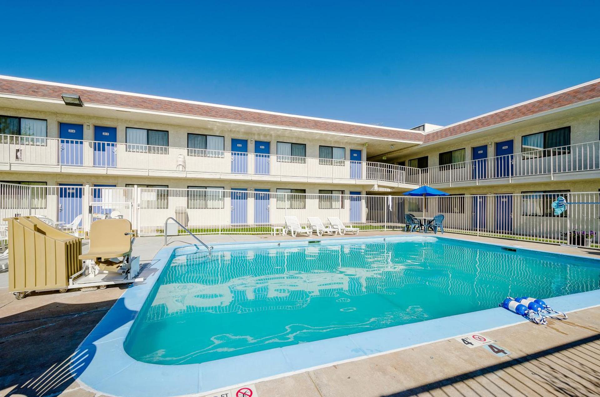 Motel 6 Thornton photo 17