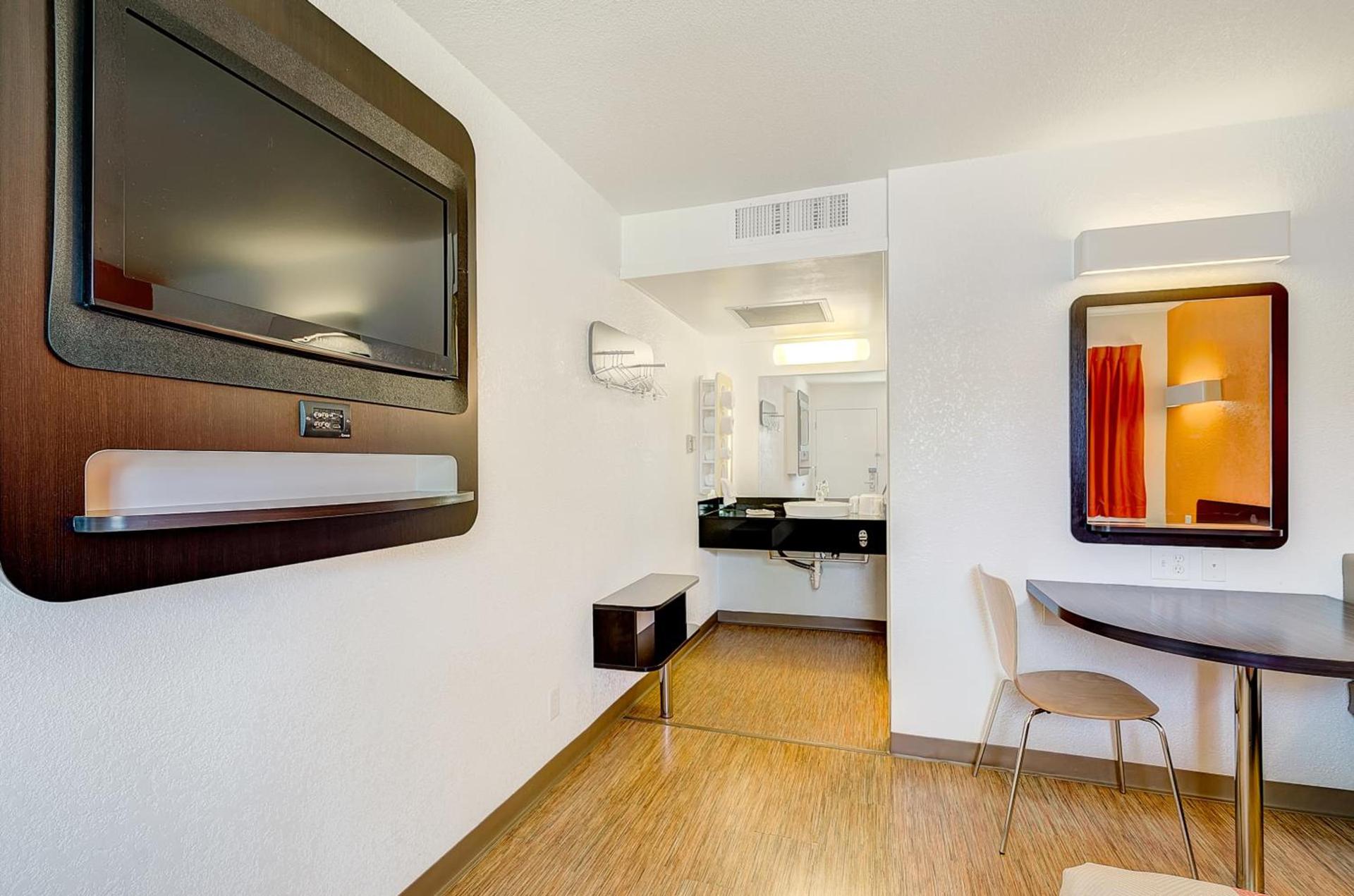 Motel 6 Thornton photo 34