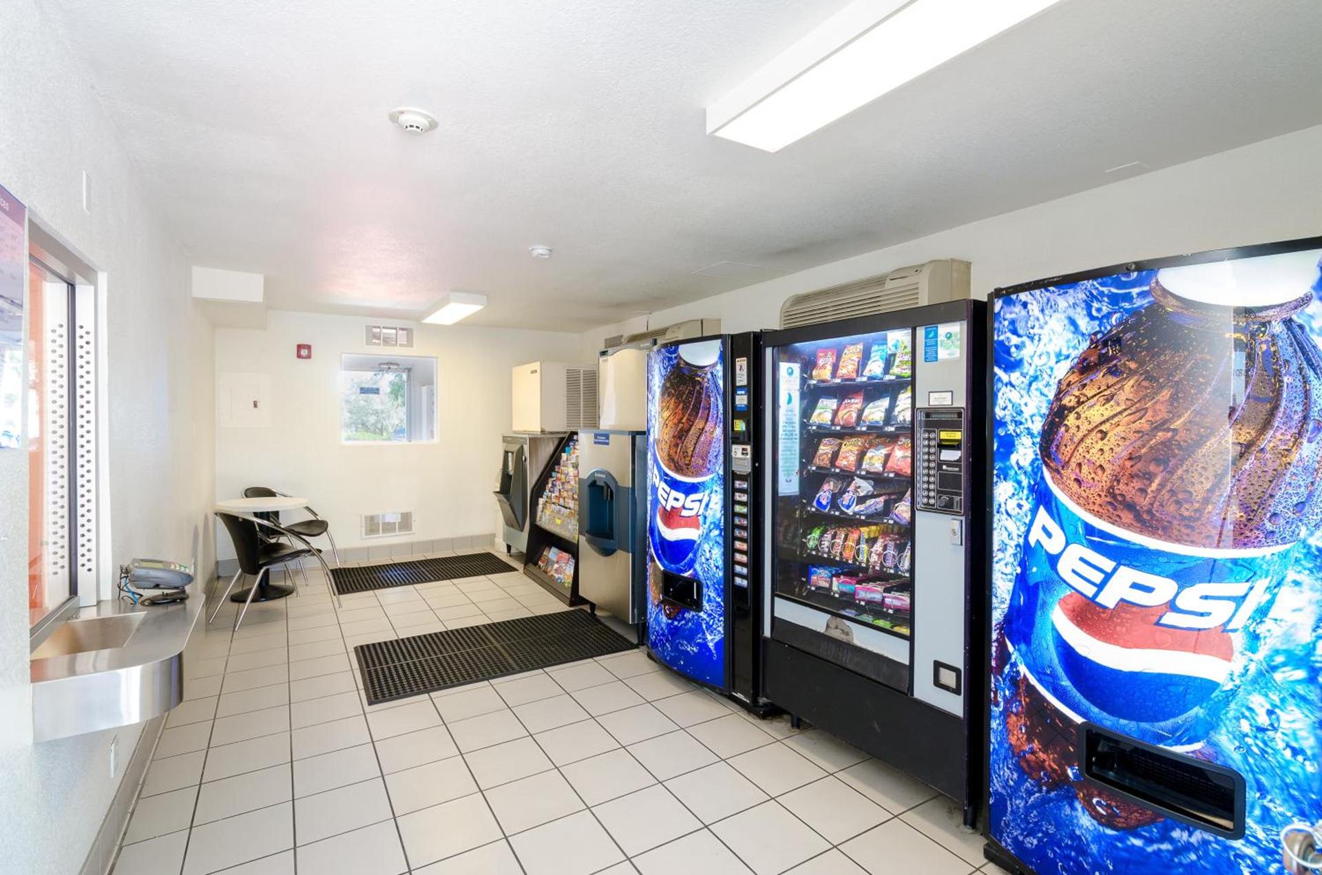 Motel 6 Thornton photo 36