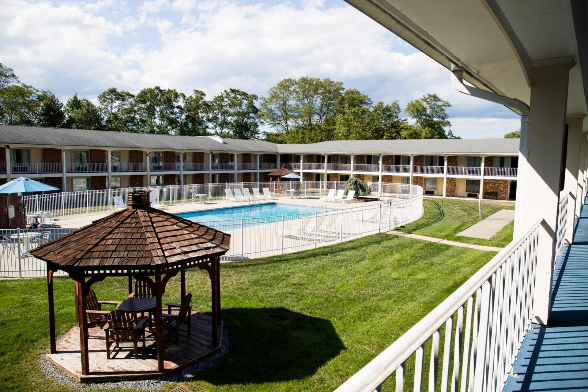 Crystal Inn Eatontown photo 2