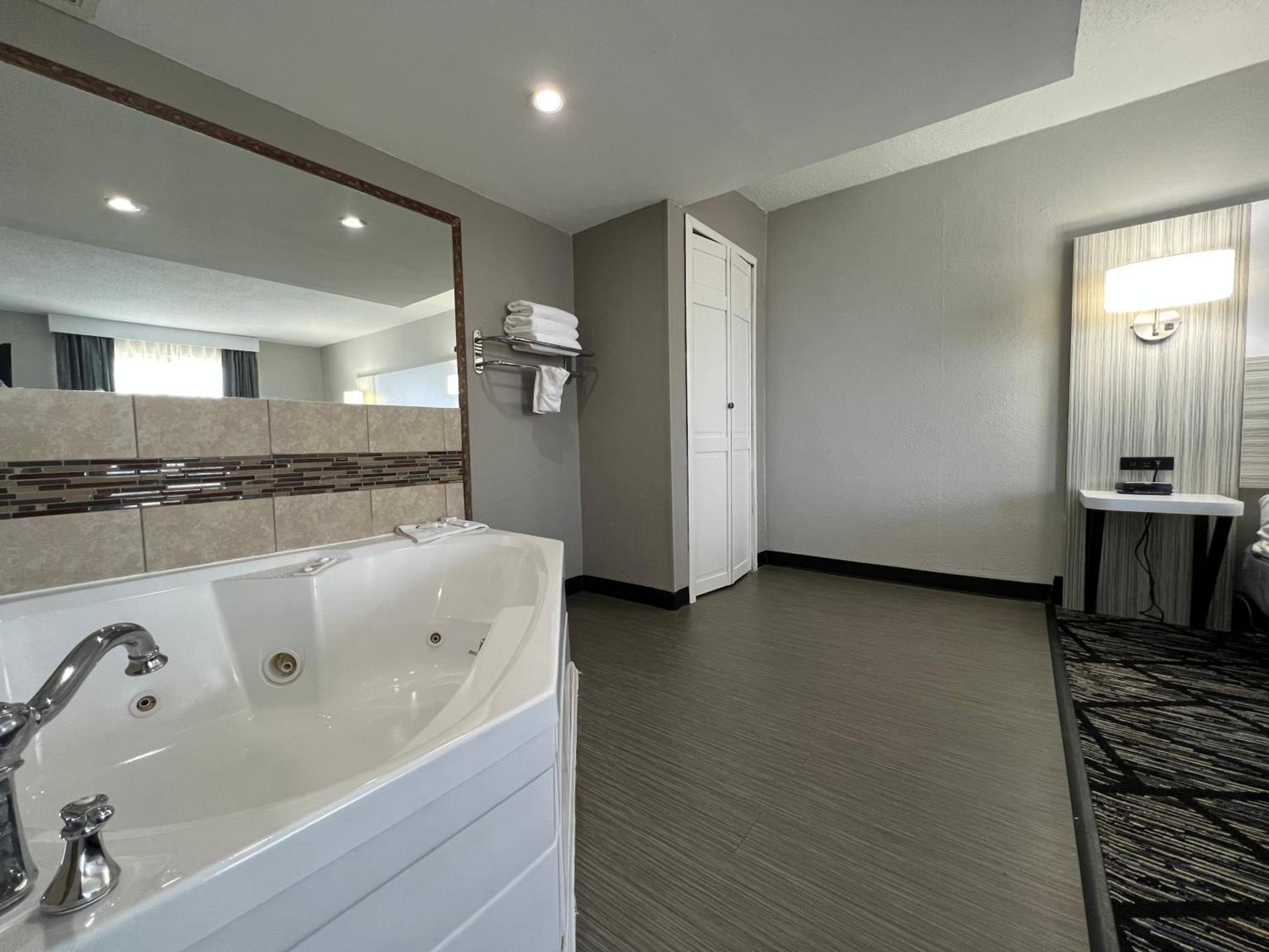 Baymont by Wyndham Peoria photo 2