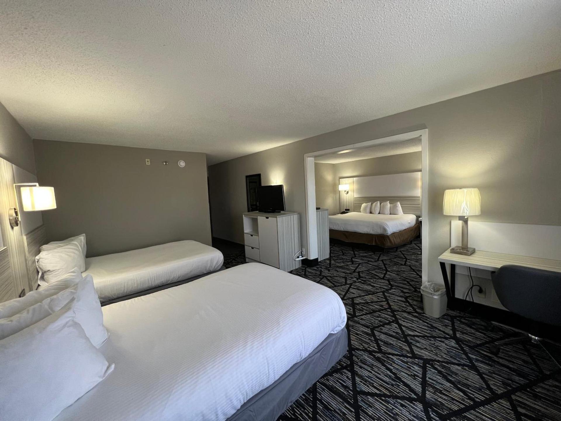 Baymont by Wyndham Peoria photo 32