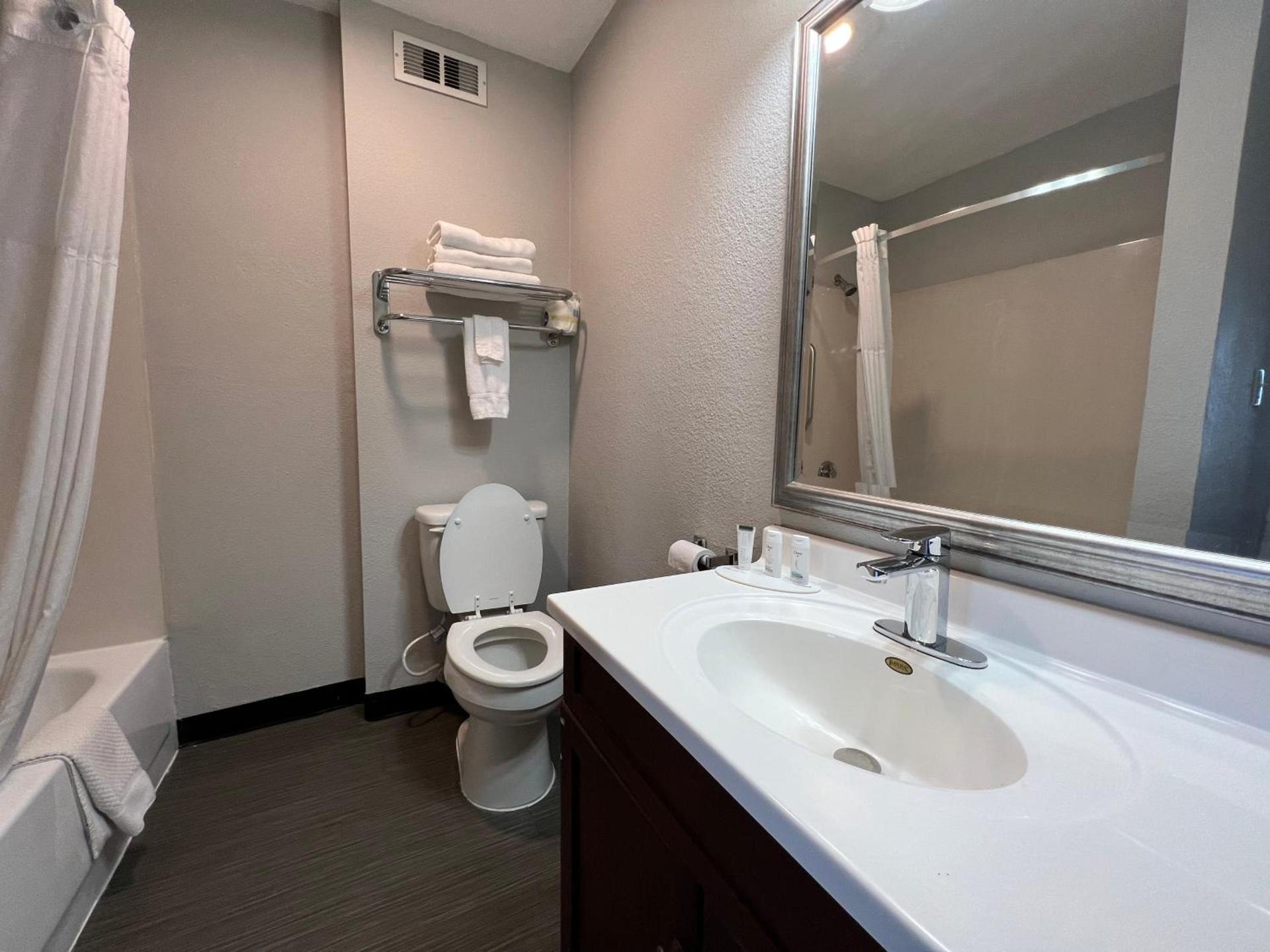 Baymont by Wyndham Peoria photo 34