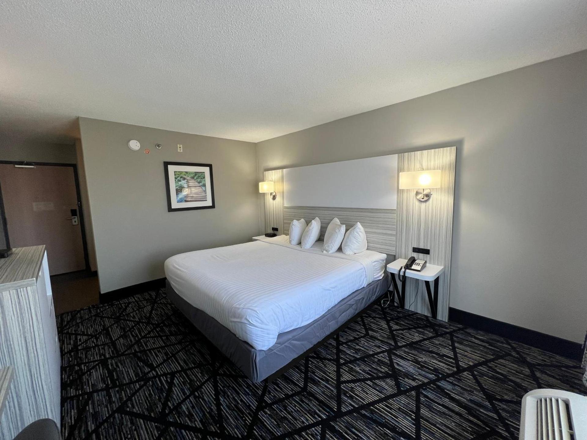 Baymont by Wyndham Peoria photo 18