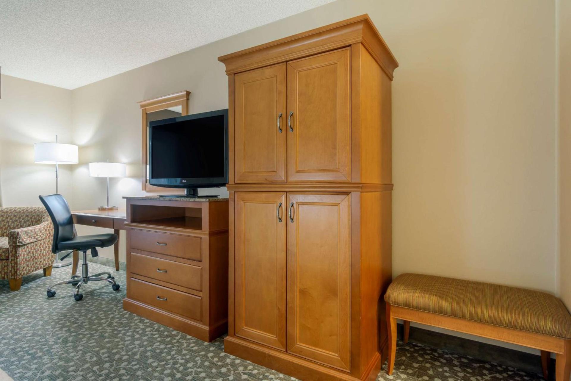 Best Western Plus Oak Harbor Hotel & Conference Center photo 11