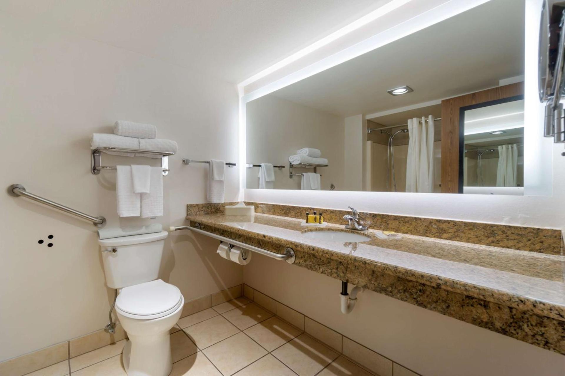 Best Western Plus Oak Harbor Hotel & Conference Center photo 39