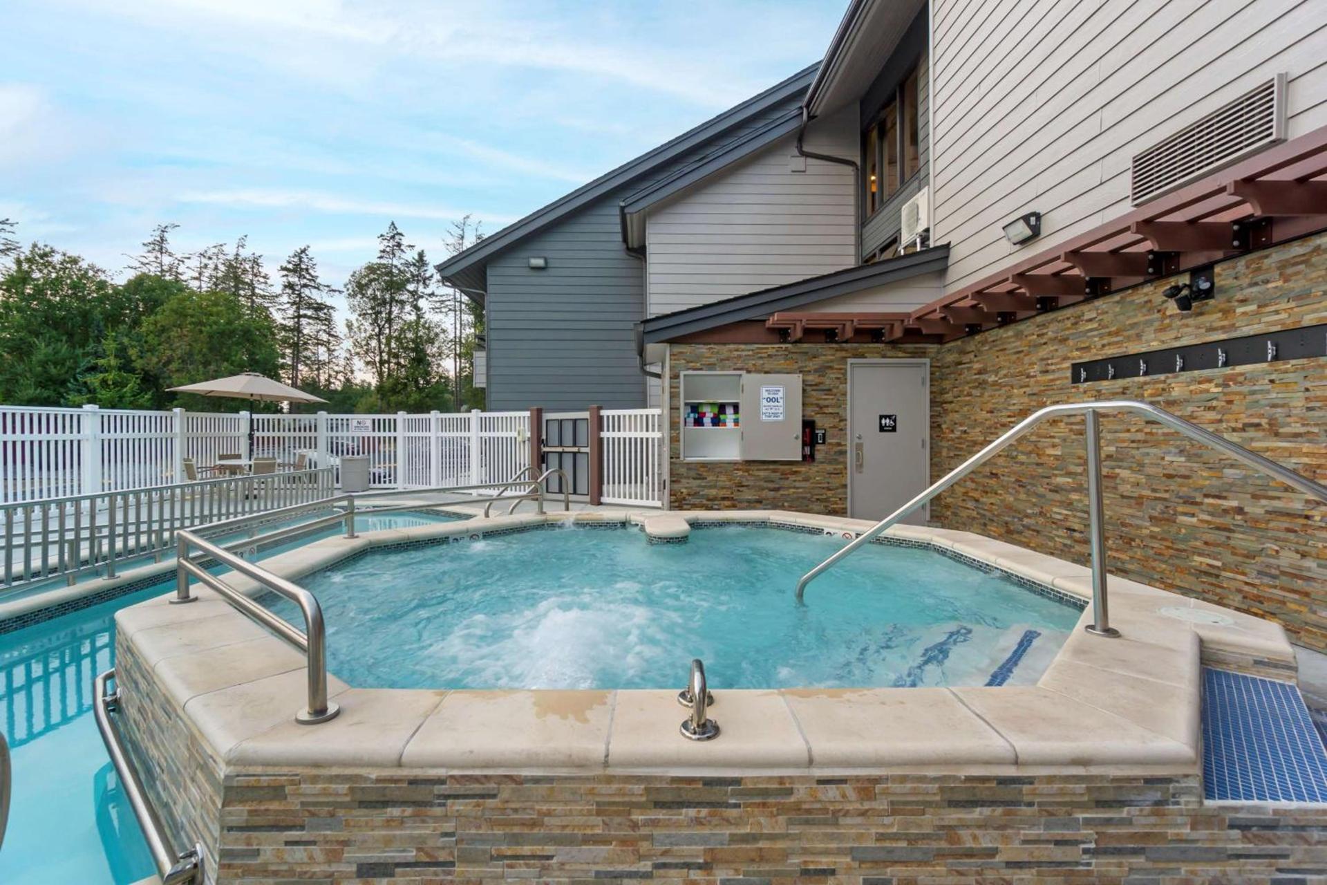 Best Western Plus Oak Harbor Hotel & Conference Center photo 42