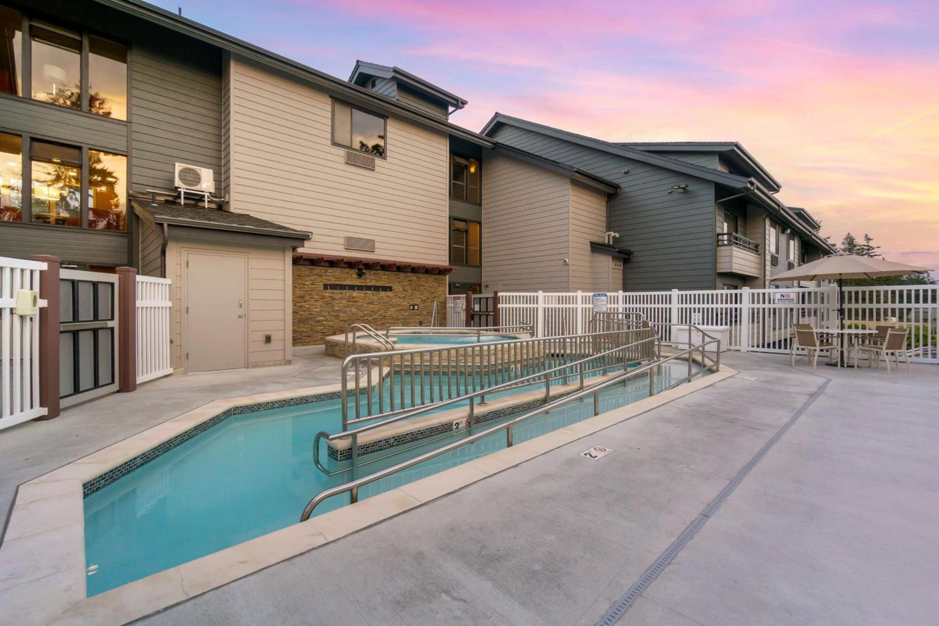 Best Western Plus Oak Harbor Hotel & Conference Center photo 43