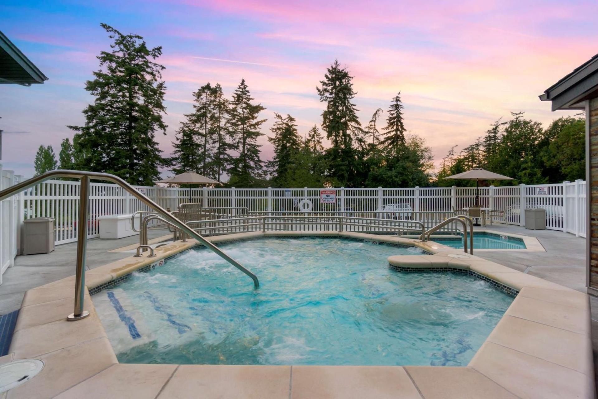 Best Western Plus Oak Harbor Hotel & Conference Center photo 3