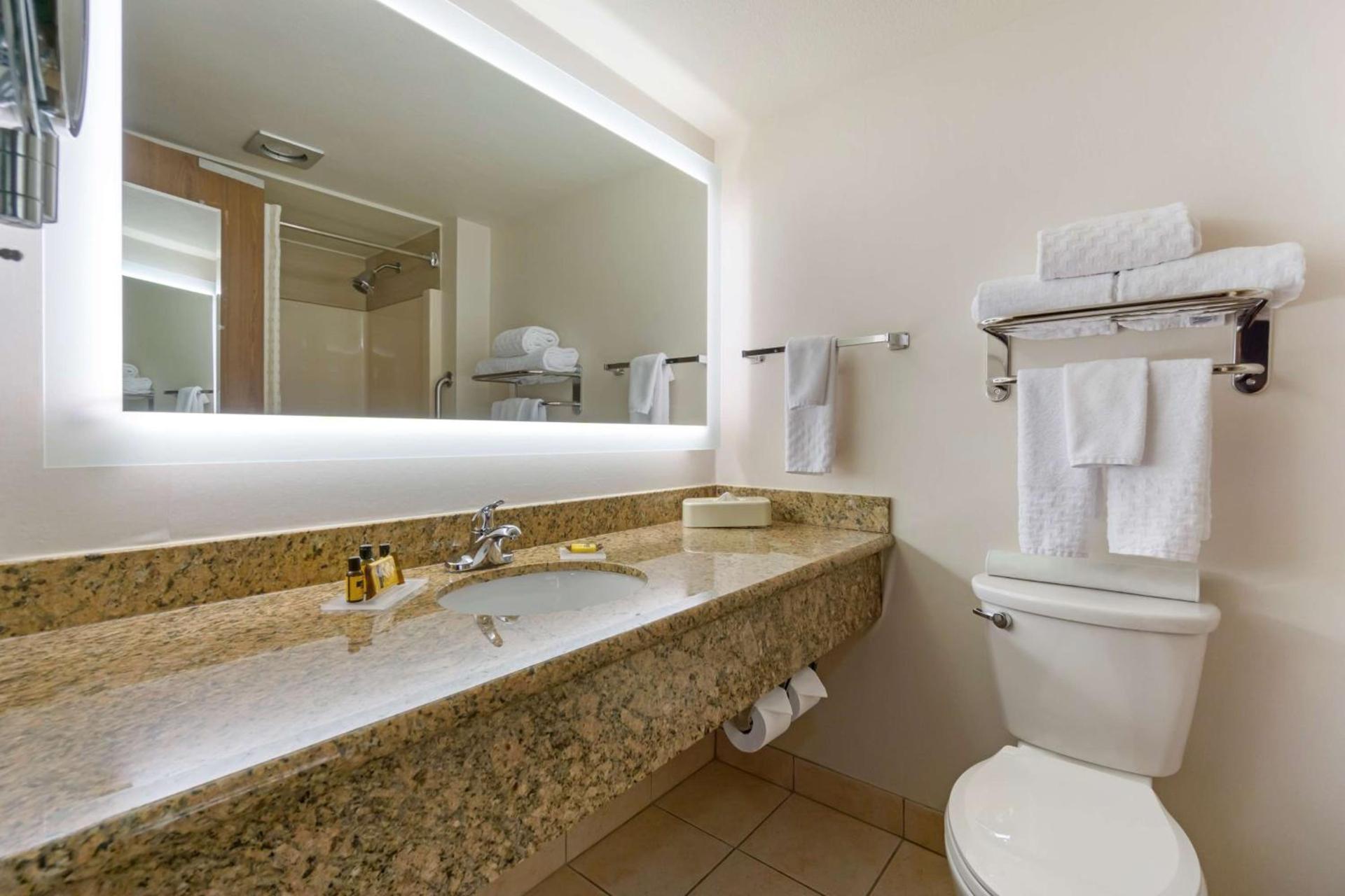 Best Western Plus Oak Harbor Hotel & Conference Center photo 40