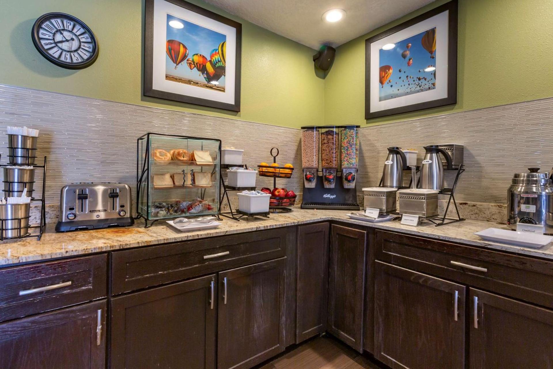 Best Western Airport Albuquerque InnSuites Hotel & Suites photo 3