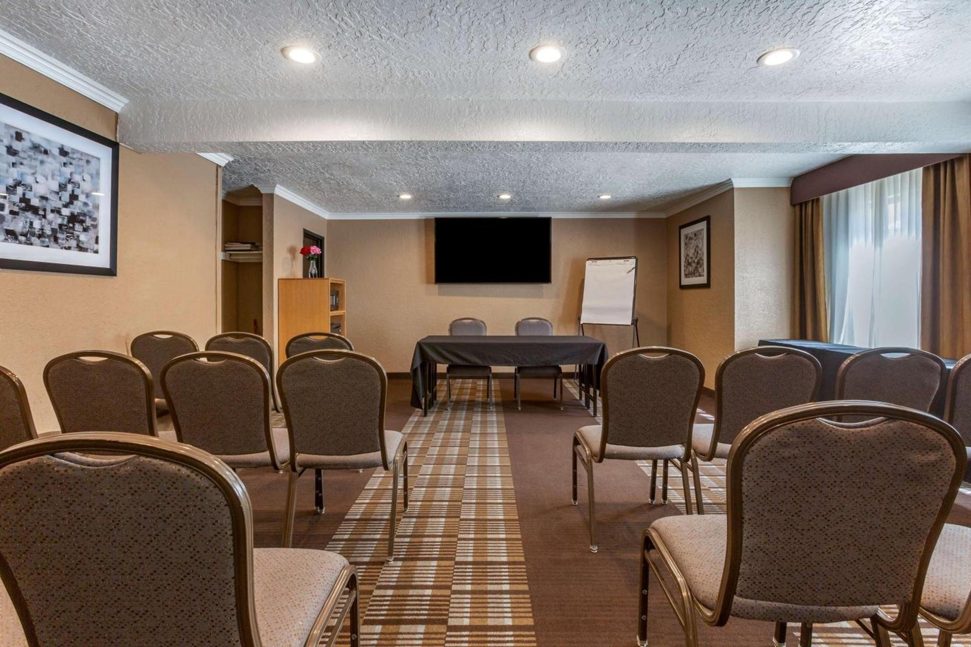 Best Western Airport Albuquerque InnSuites Hotel & Suites photo 9
