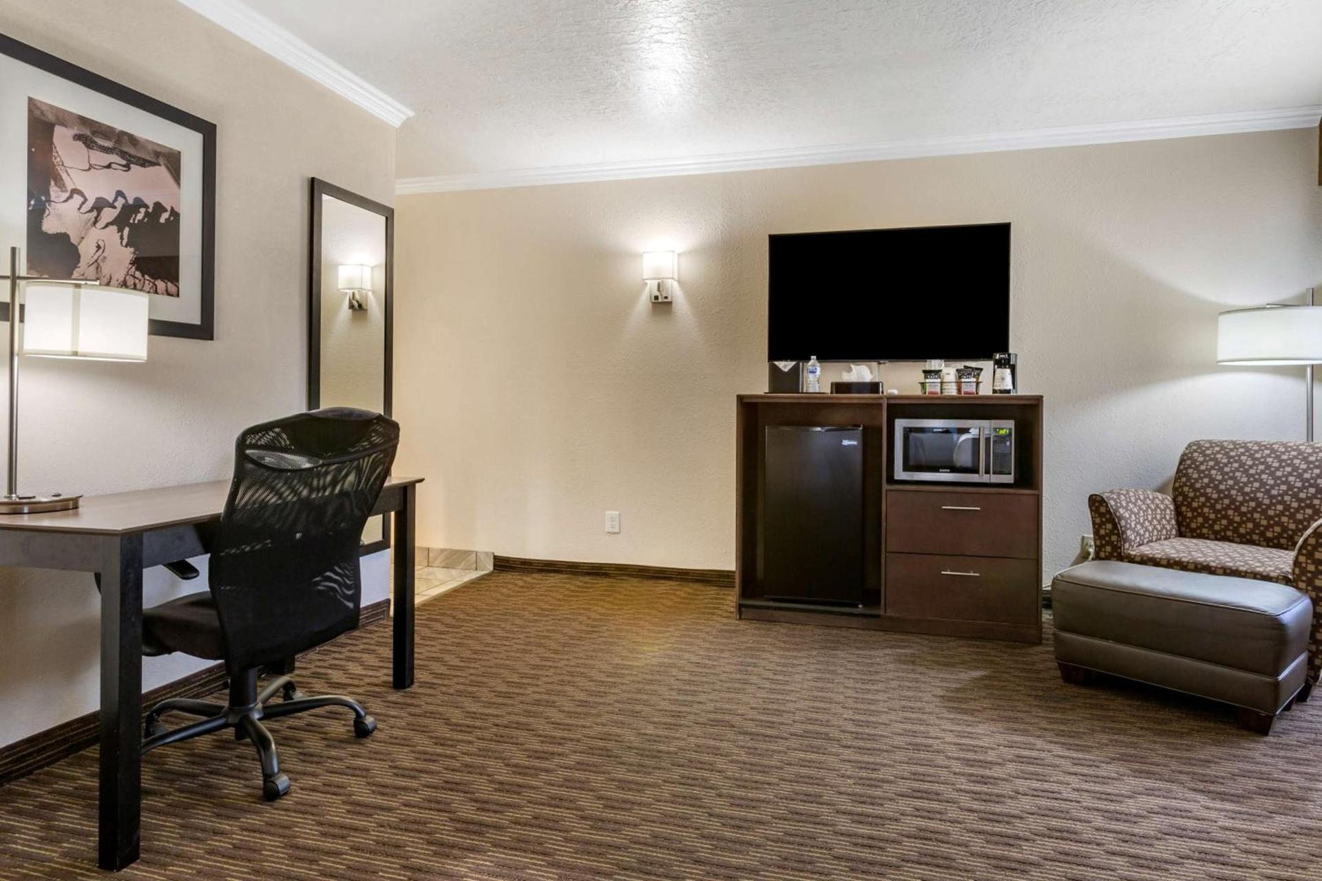 Best Western Airport Albuquerque InnSuites Hotel & Suites photo 14