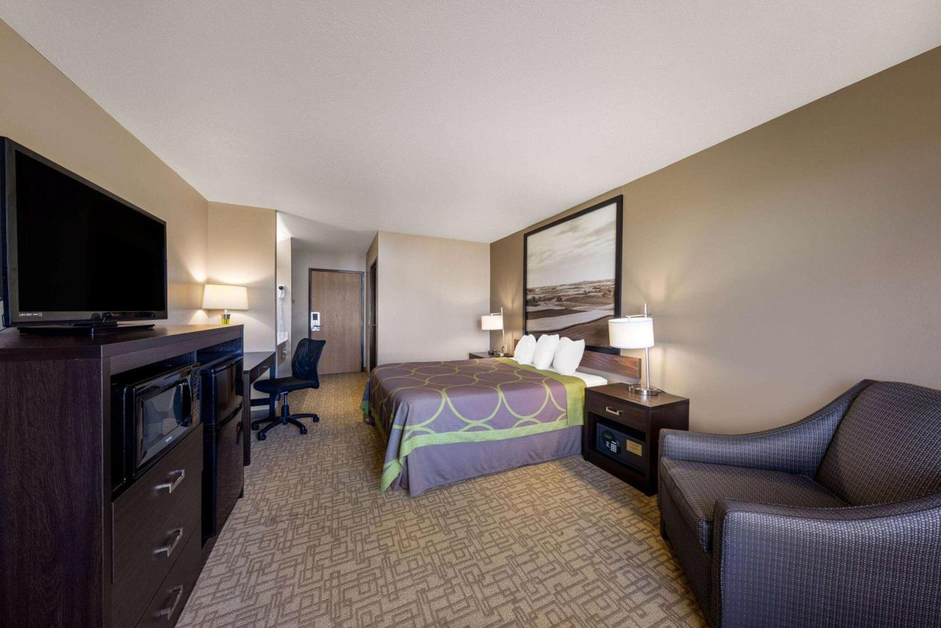 Super 8 by Wyndham Jackson MN photo 9