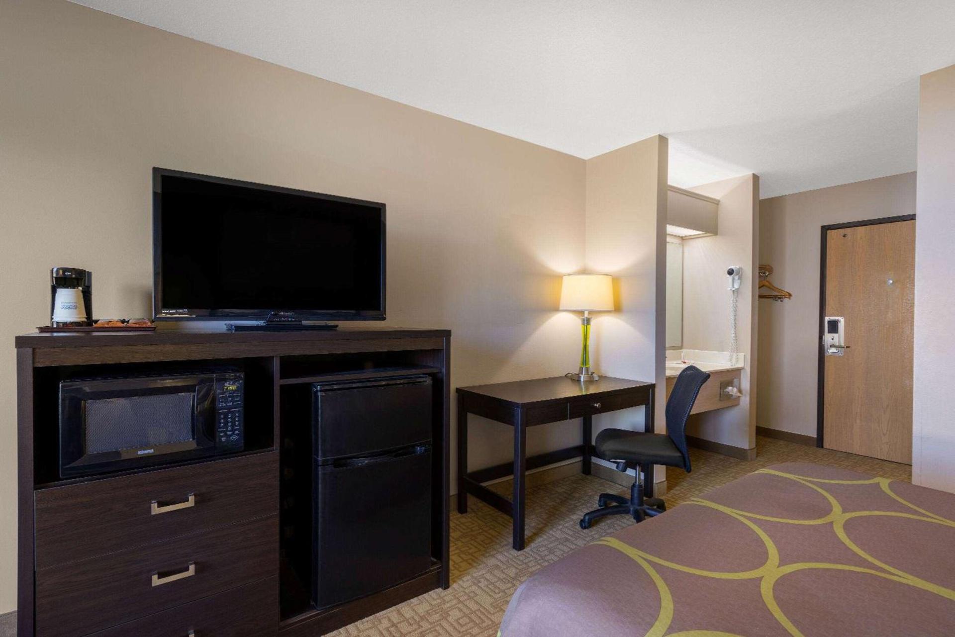 Super 8 by Wyndham Jackson MN photo 8