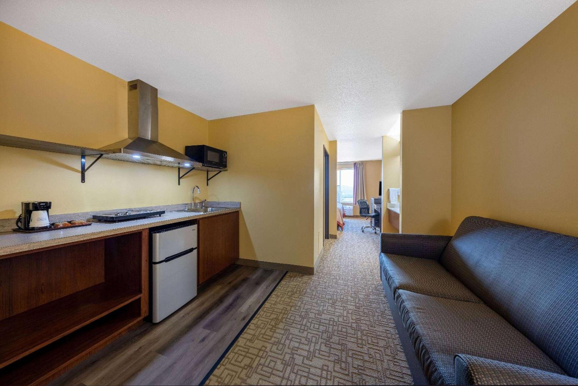 Super 8 by Wyndham Jackson MN photo 13