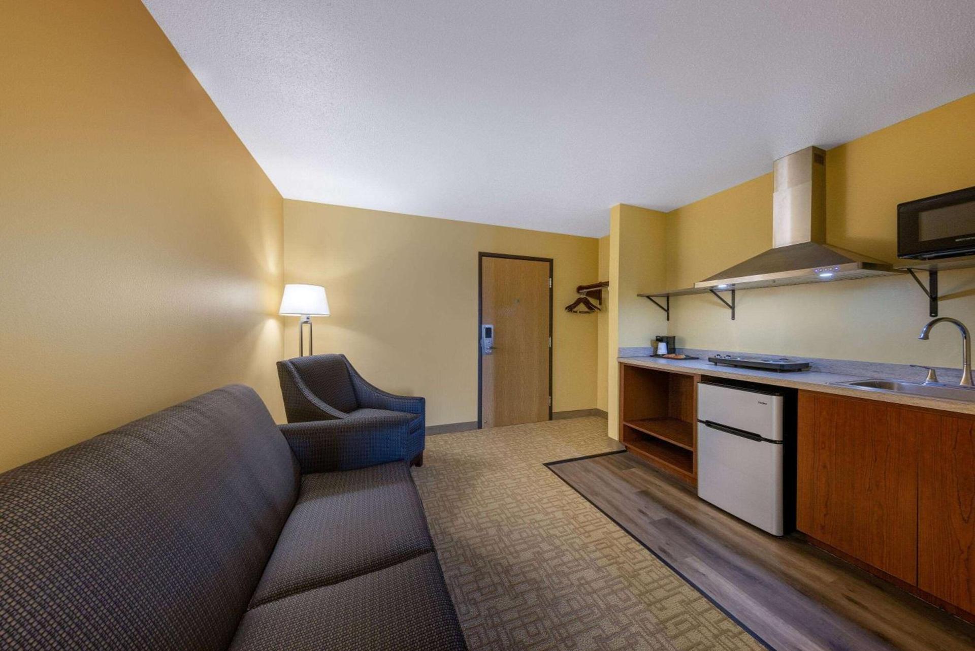 Super 8 by Wyndham Jackson MN photo 12