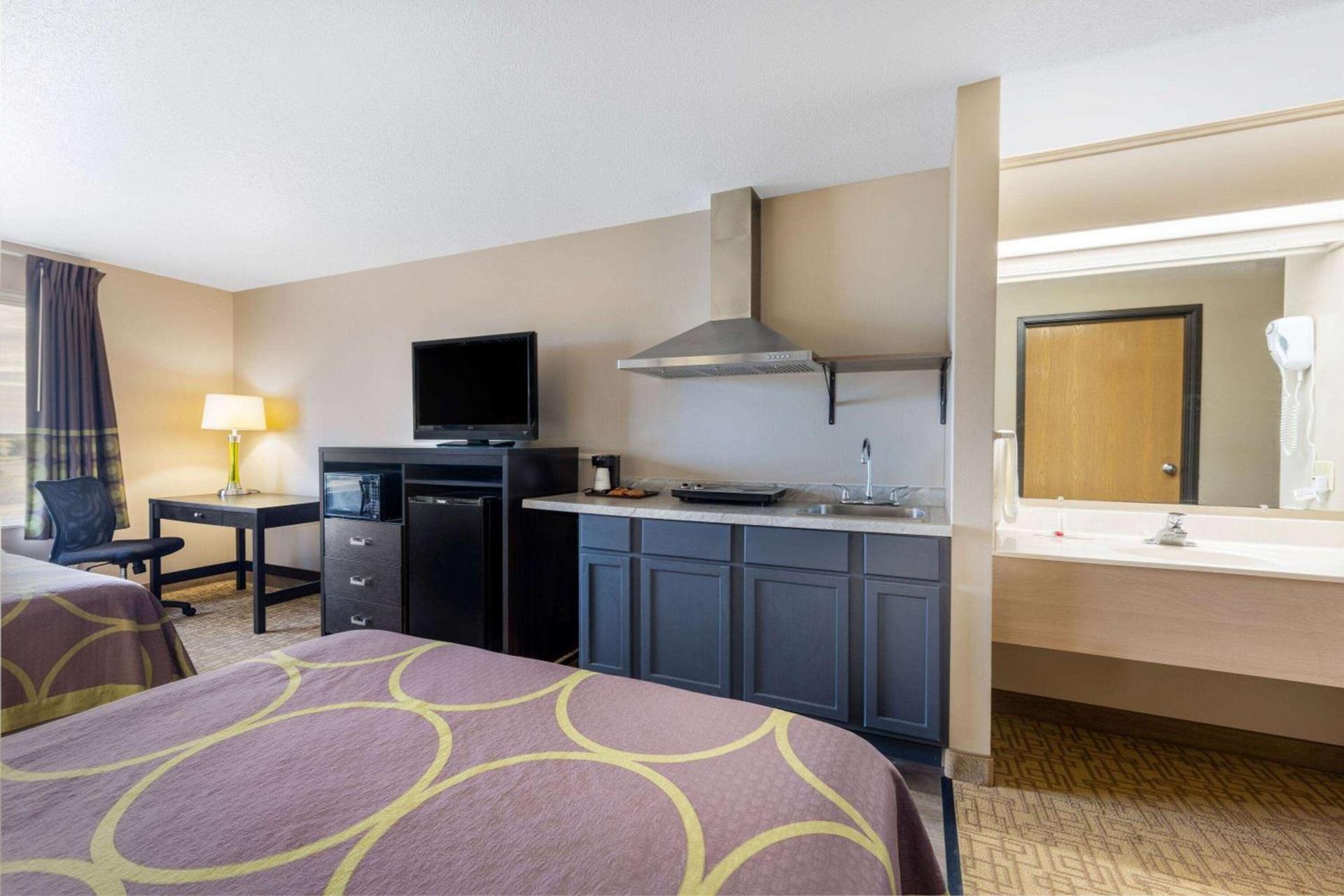 Super 8 by Wyndham Jackson MN photo 14