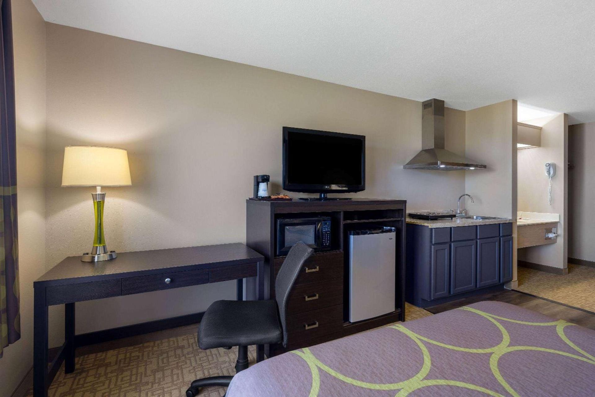 Super 8 by Wyndham Jackson MN photo 18