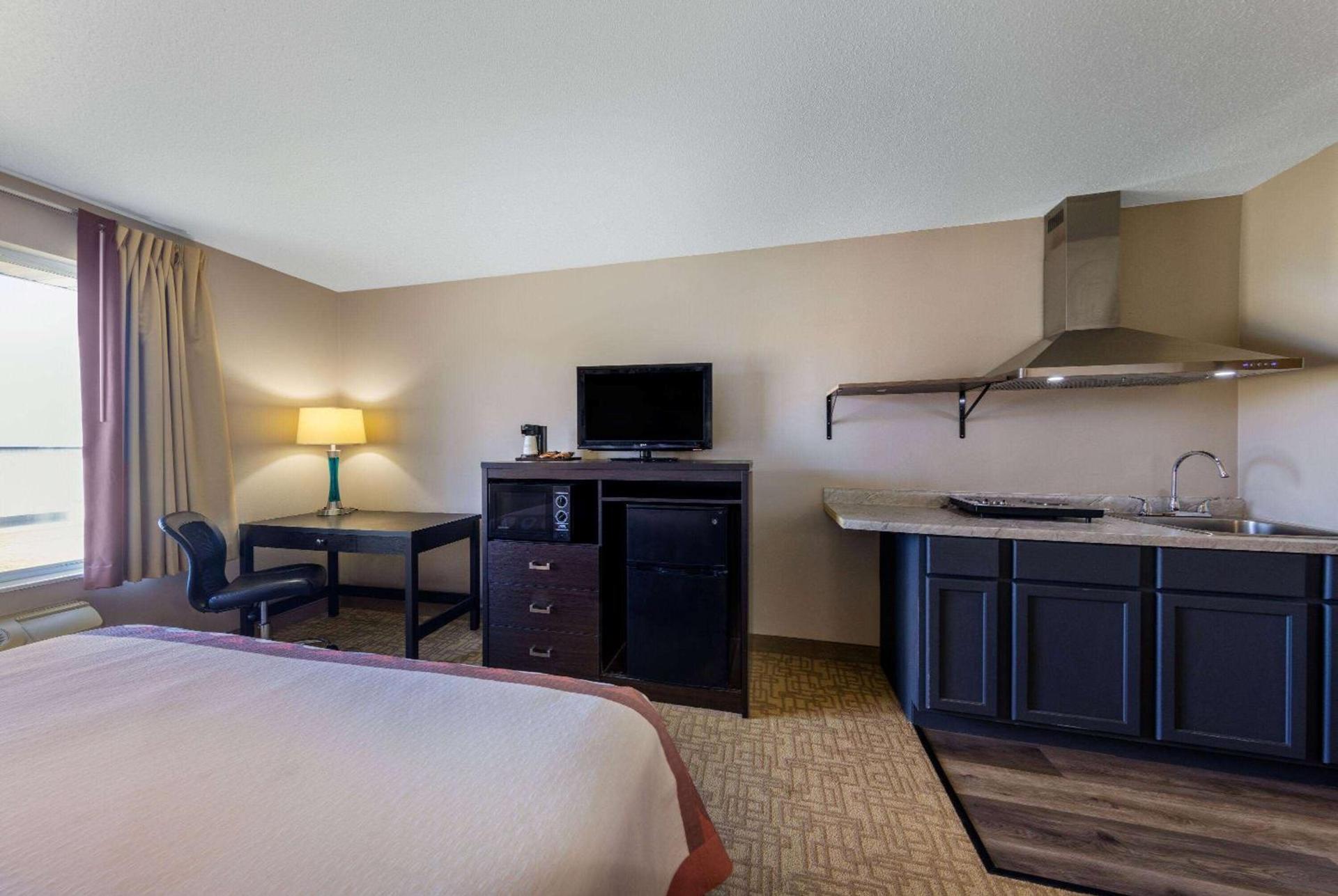 Super 8 by Wyndham Jackson MN photo 21