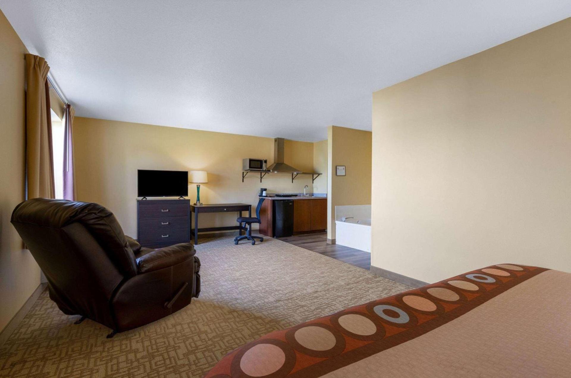 Super 8 by Wyndham Jackson MN photo 22