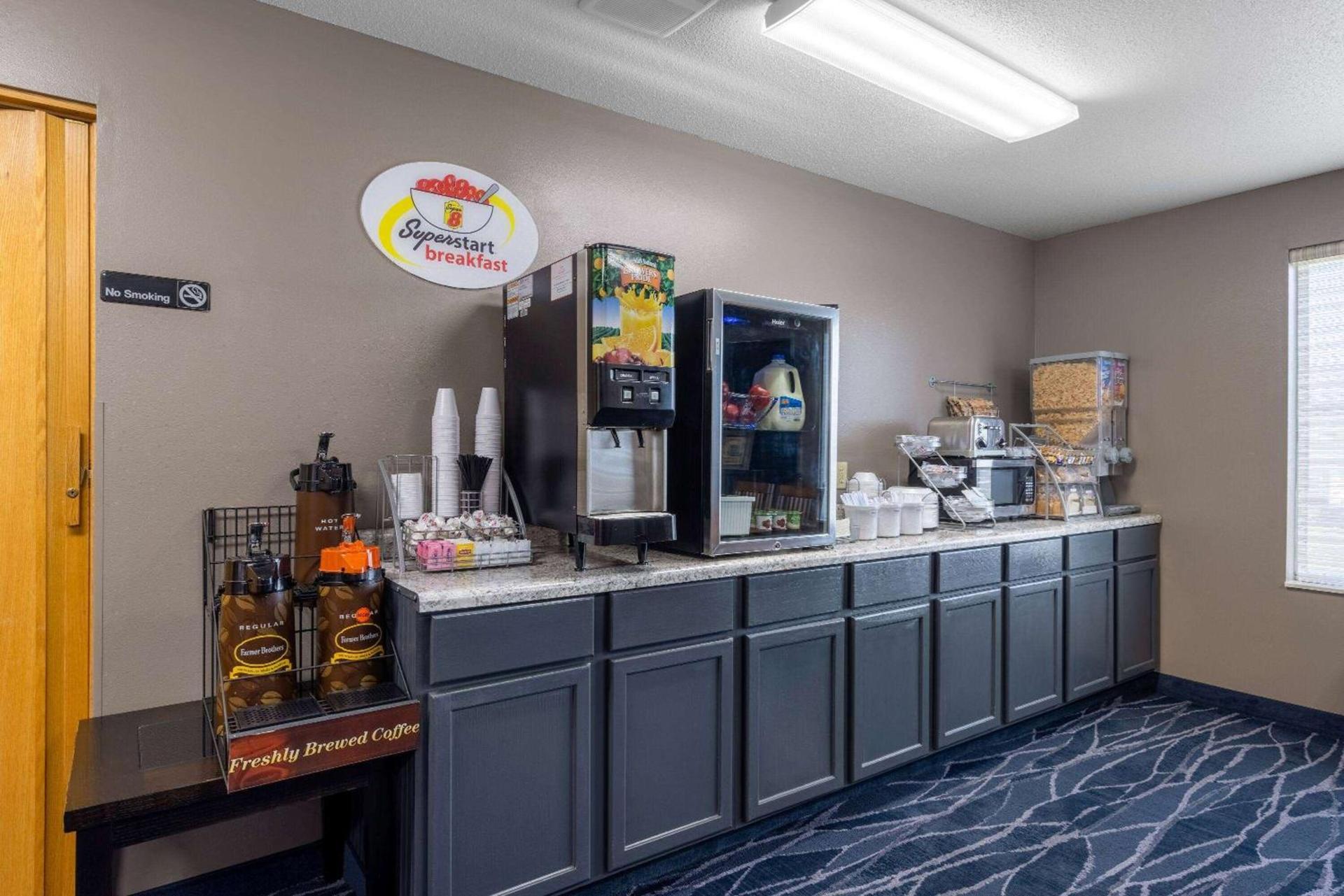 Super 8 by Wyndham Jackson MN photo 27