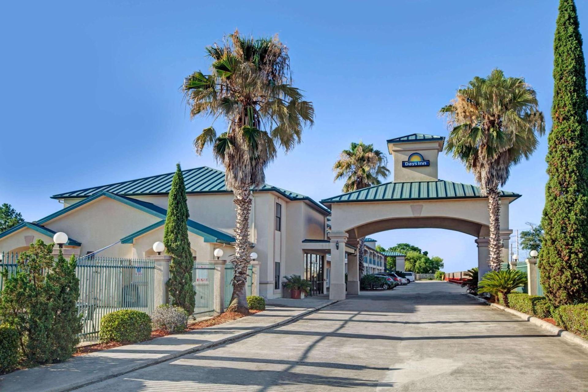 Days Inn & Suites by Wyndham Houston North - Spring photo 1