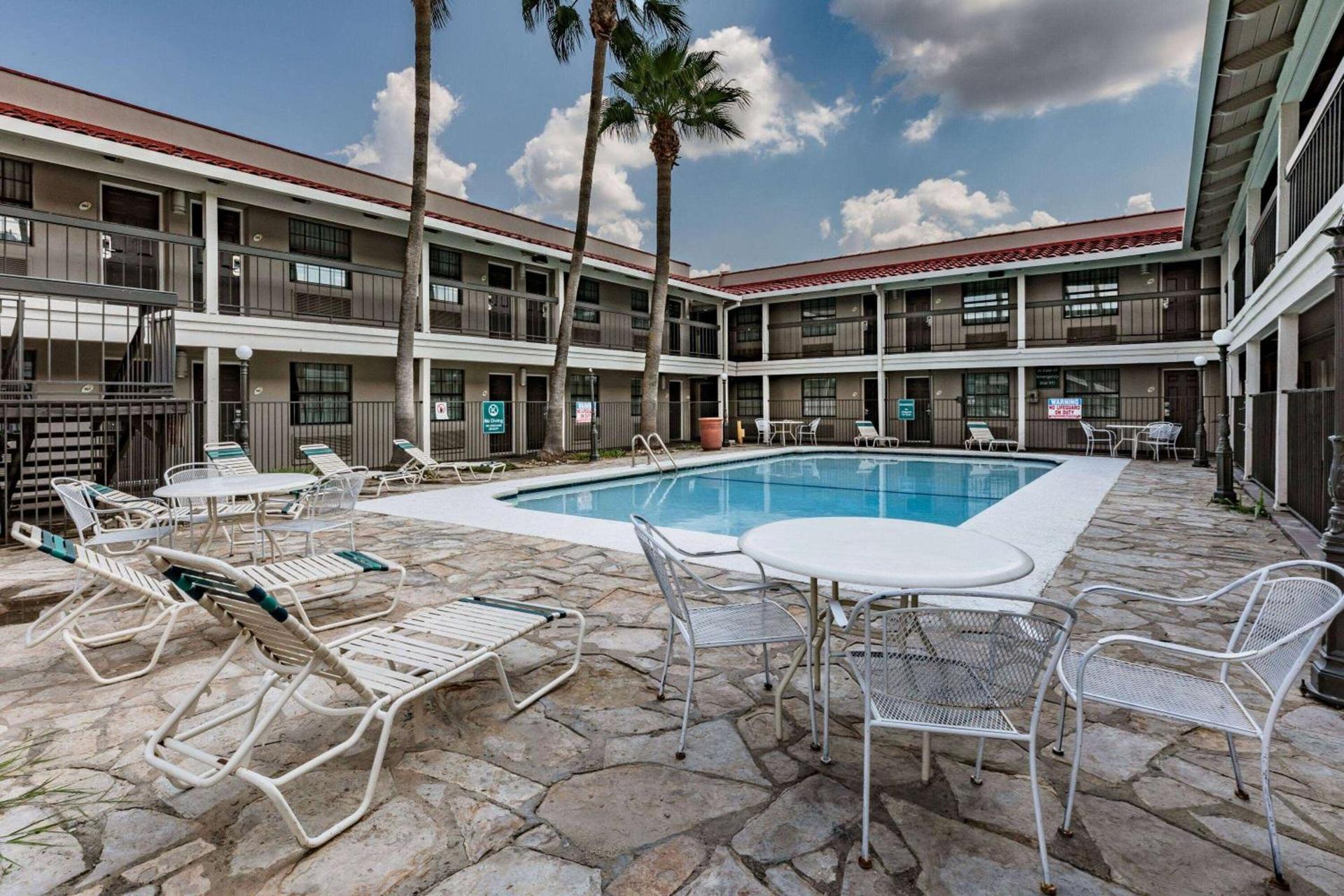 La Quinta Inn by Wyndham Laredo I-35 photo 7